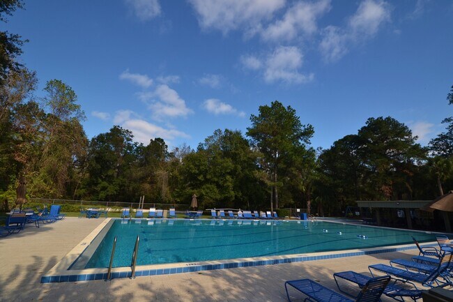 Building Photo - Lovely Winter Springs Condo ~ Vinyl Plank Flooring and Large Screened Patio!