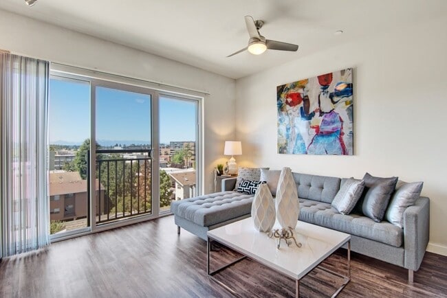 Building Photo - Vive