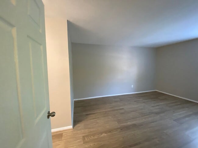 Building Photo - 2 Bedroom Condo in Arbor Hills Gated Community