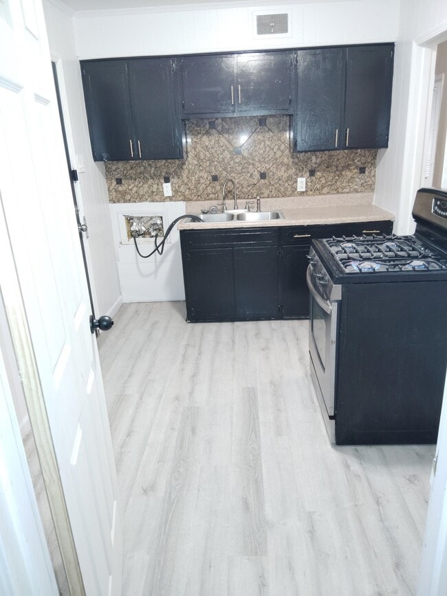 Building Photo - 1533 S Pkwy E