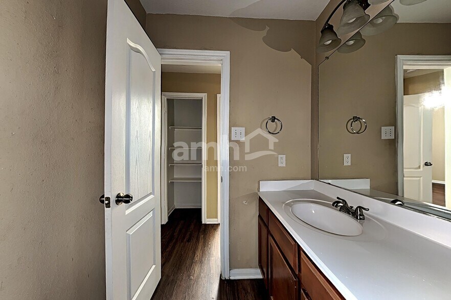 Building Photo - 28606 Lockeridge Farms Dr