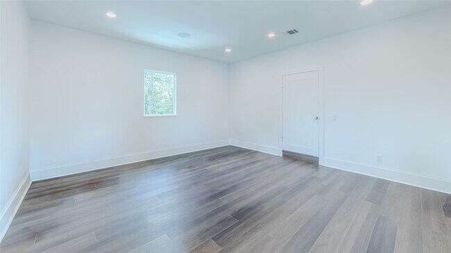 Building Photo - 974 W 43rd St