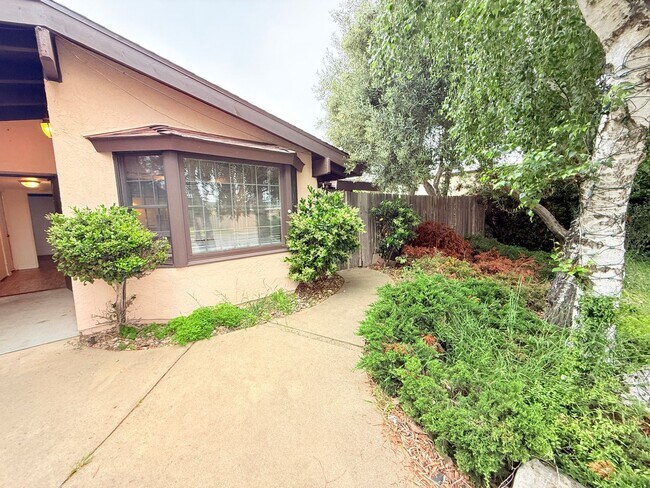 Building Photo - 401 N Lupine St