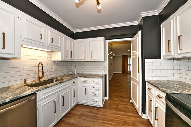 Building Photo - ALAMO HEIGHTS SCHOOL DISTRICT CONDO