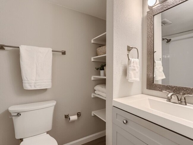 Building Photo - 3 Bedroom 2 Bathroom Condo in Lakewood!