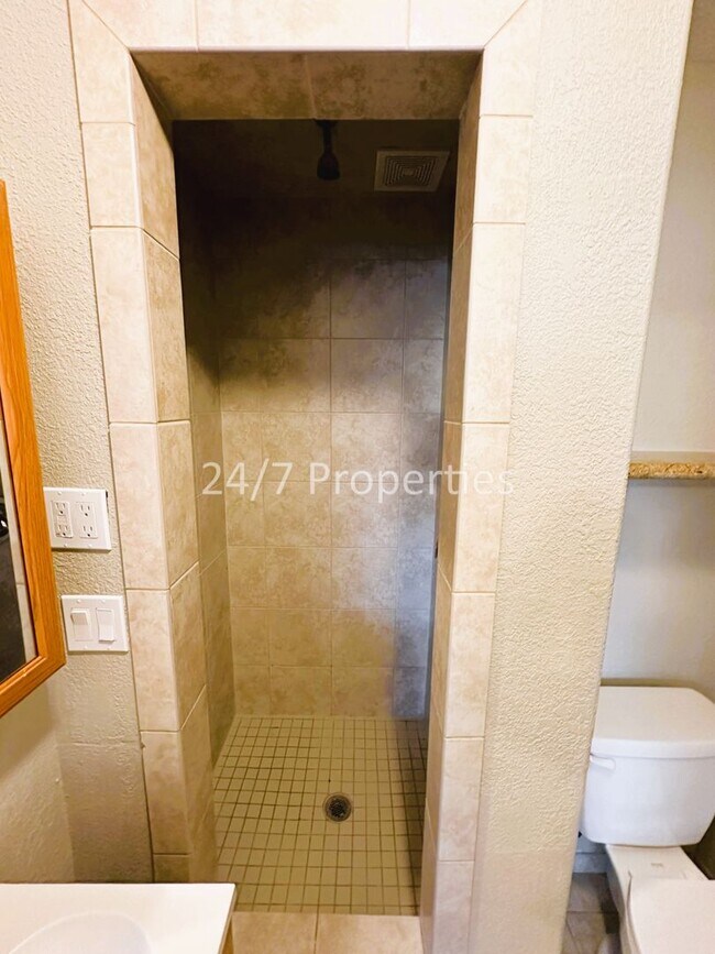 Building Photo - Charming 2 BD | 2 BA Home with A/C in Salem