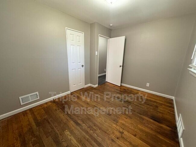 Building Photo - 8629 Elwyn Dr