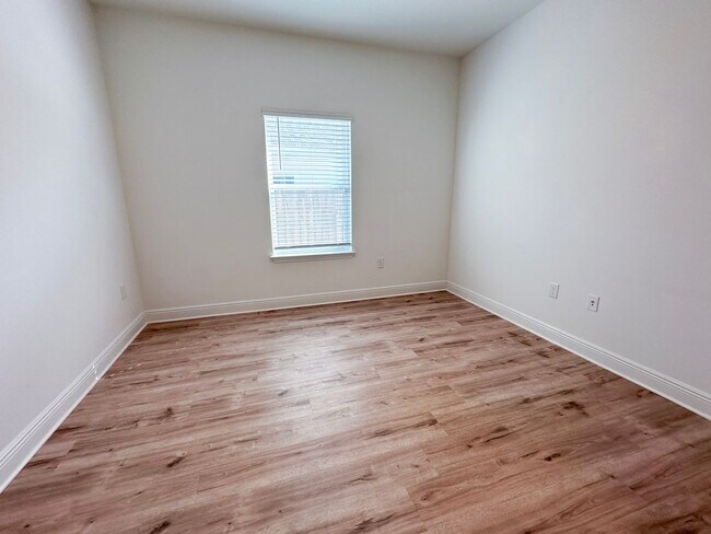 Building Photo - Single story 4 bedroom 2 bath home in Pres...
