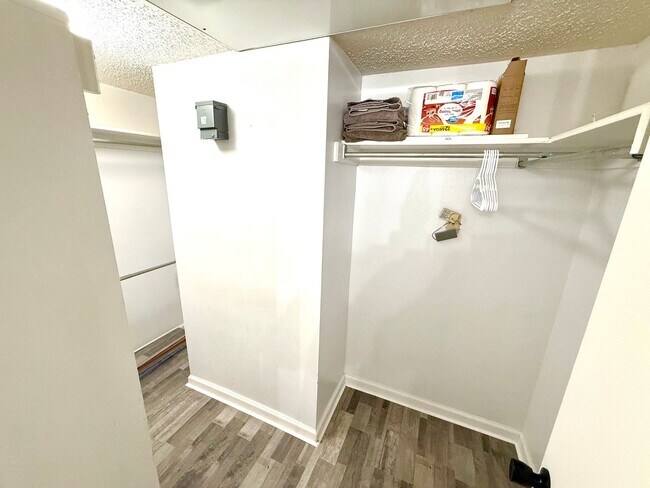 Building Photo - AVAILABLE NOW! 3rd Floor 1 Bedroom / 1 Bat...