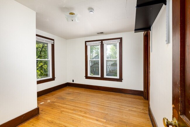 Building Photo - 711 Granger Ave