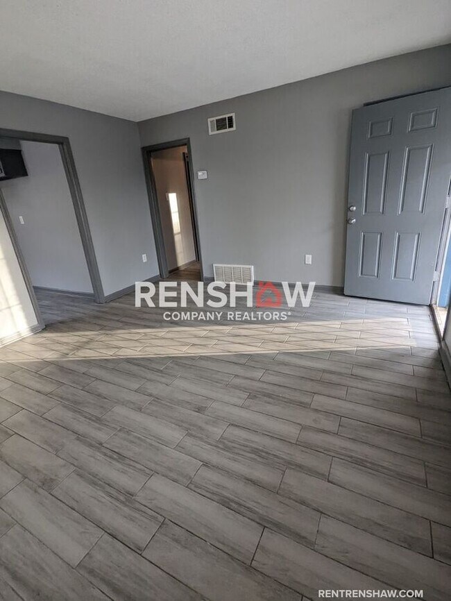 Building Photo - COMPLETELY RENOVATED 4 Bedroom / 1.5 bath ...