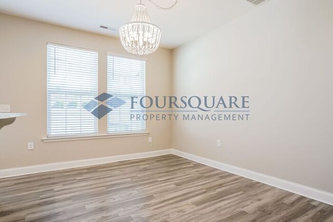 Building Photo - Townhome | Back Patio with Privacy Fence |...