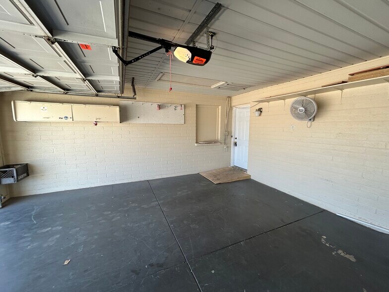 Building Photo - 10615 W Cheryl Dr
