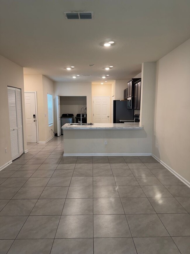 Building Photo - Spacious 2-Bedroom Townhome Near River City