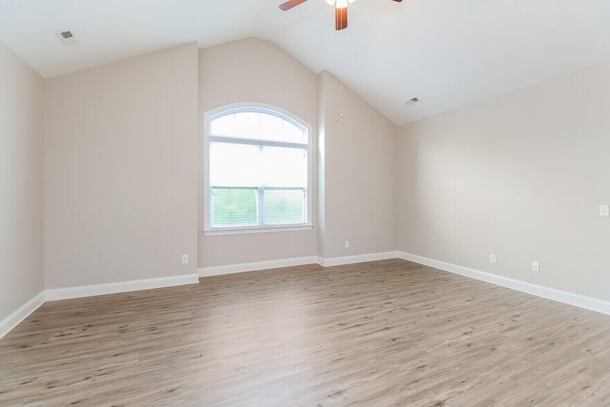 Building Photo - 8020 Whitehawk Hill Rd