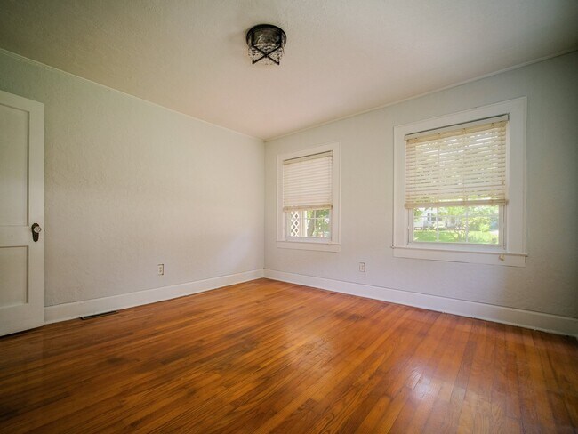 Building Photo - "Charming 3-Bedroom Home with Hardwood Floors & 2 Full Baths in Bessemer City – 1758 Sq Ft of Com...