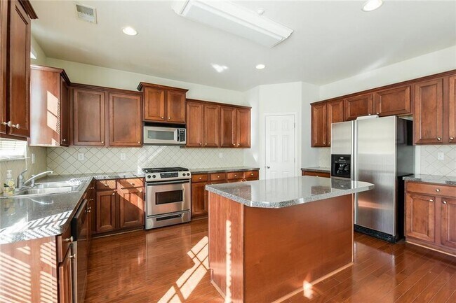 Building Photo - 669 Maple Grove Way