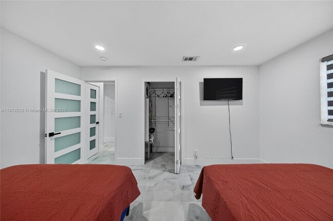 Building Photo - 3130 SW 16th St