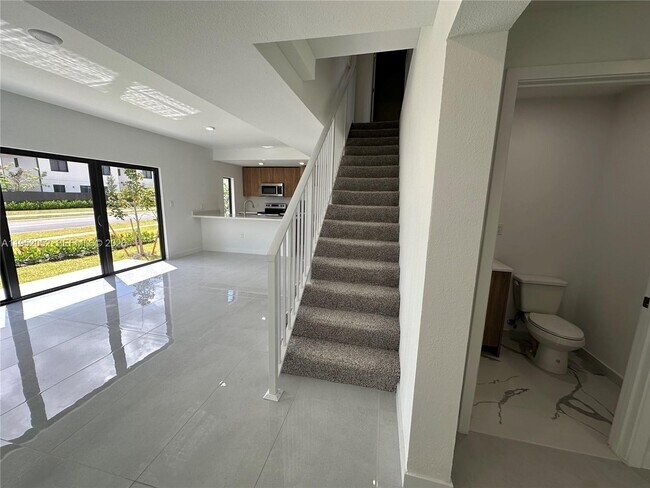 Building Photo - 232 NW 13th Ct