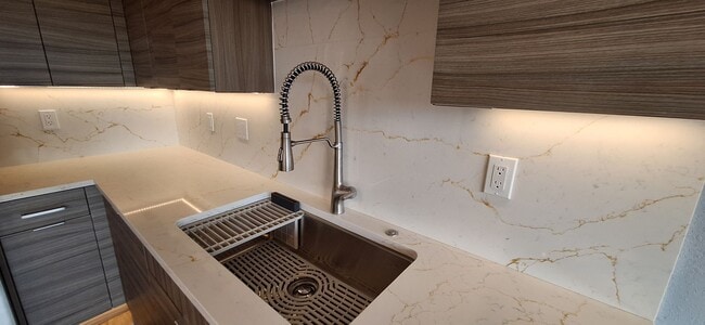 Building Photo - Luxurious 2-Bed, 2-Bath Condo with Spectacular Views and Designer Upgrades in Kirkland!!