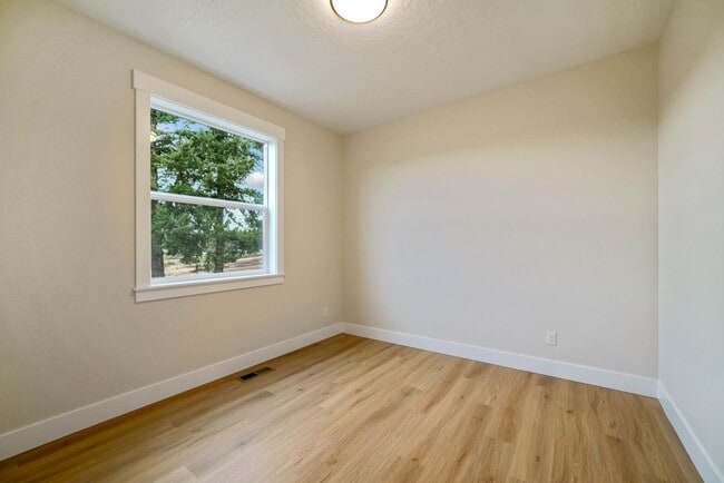 Building Photo - 3Bd/2Ba Single Story Home - Available earl...