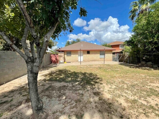 Building Photo - 231 Malaga Dr