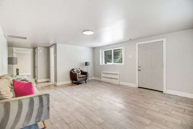 Building Photo - 105 Pineland Cir