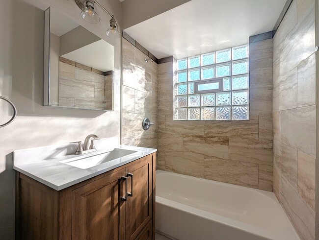 Building Photo - 300 S Austin Blvd