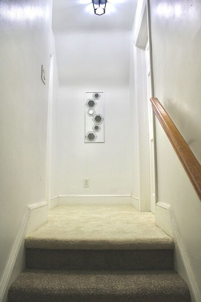 Building Photo - Fully-furnished, utilities included, 1 bed...