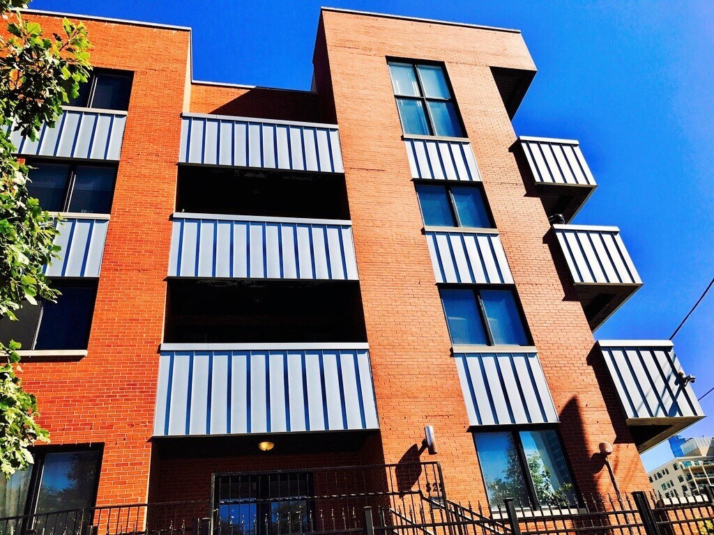 Building Photo - 825 N Hudson Ave