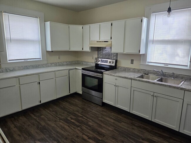 Building Photo - 3 Bedroom, 2 Bathroom House