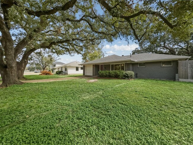 Primary Photo - 4234 T C Jester Blvd
