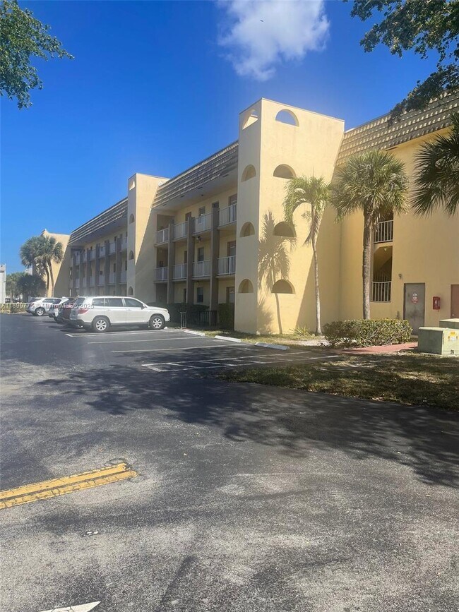 Building Photo - 8500 Sunrise Lakes Blvd