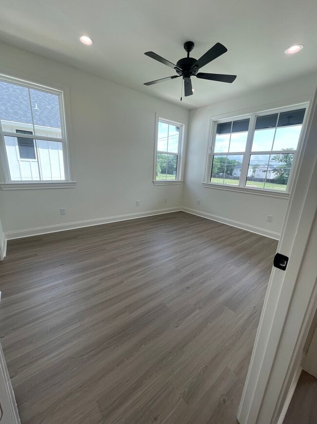 Building Photo - Luxurious NEW CONSTRUCTION 4/4.5 Home Near Baylor Campus!