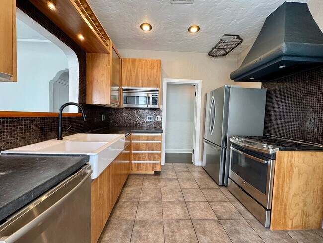 Building Photo - Gorgeous Remodeled Spanish 2+1.5 near the ...