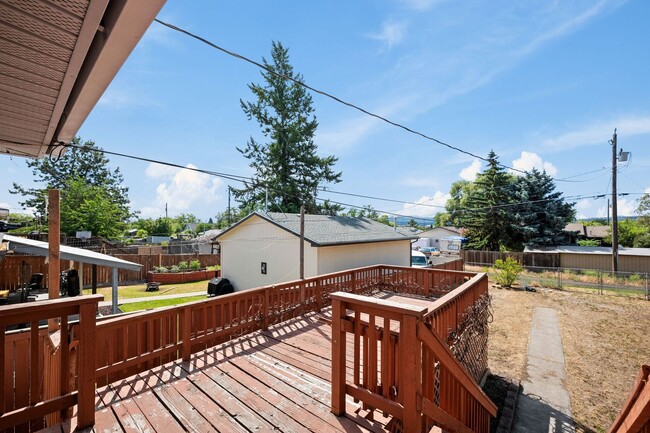 Building Photo - 4 Bedroom Northeast Spokane Home - Availab...
