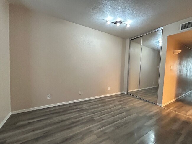 Building Photo - BEAUTIFUL CONDOMINIUM IN GATED COMMUNITY