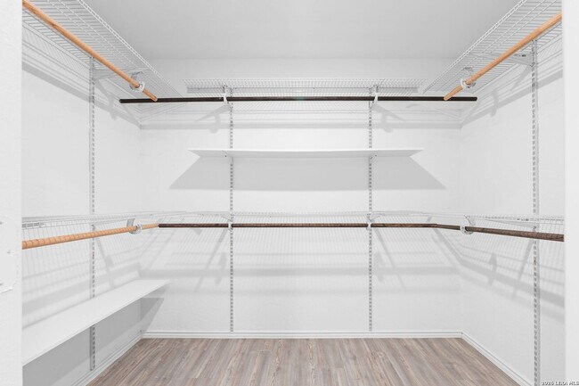 Building Photo - 422 De Herrera