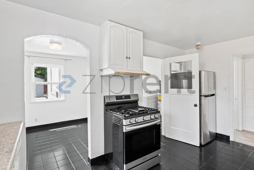 Building Photo - Unit