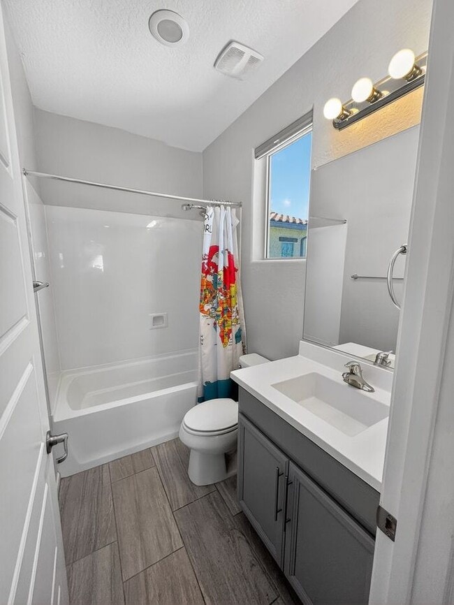 Building Photo - Stunning 5 Bed/5Bath Home in Gated Community – Over 3,100 SqFt of Modern Living -New Carpet throu...