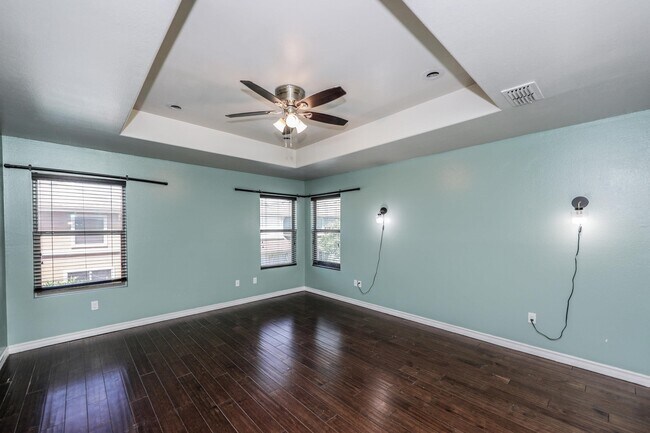Building Photo - 9813 Sandhill Dr