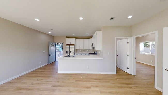 Building Photo - 4BD/2BA on Stewart!