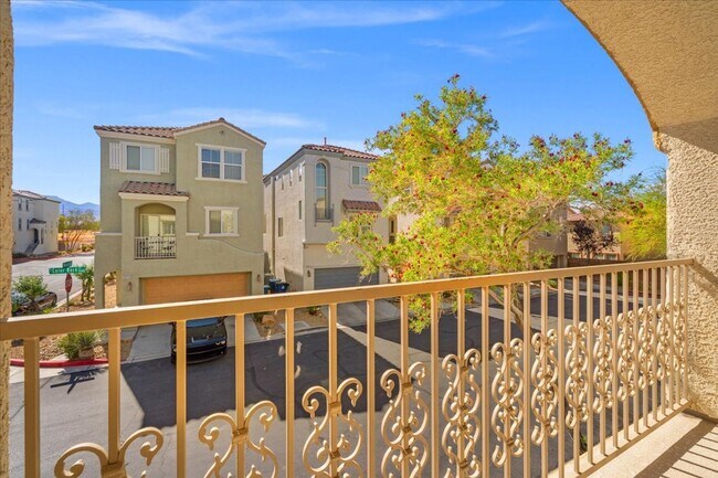 Building Photo - Spacious 3 bth Upstairs Plus Loft Bedroom, New Floors, New paint, No Carpet