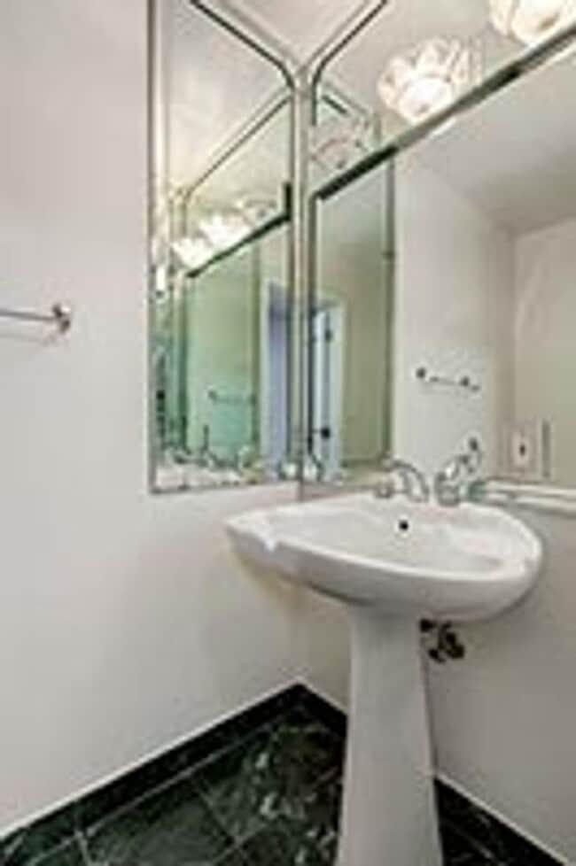 Building Photo - 1140 Alta Loma Rd