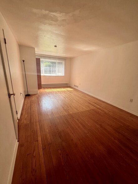 Bedroom #1 (Large with closet) - 2612 Louisiana Ave