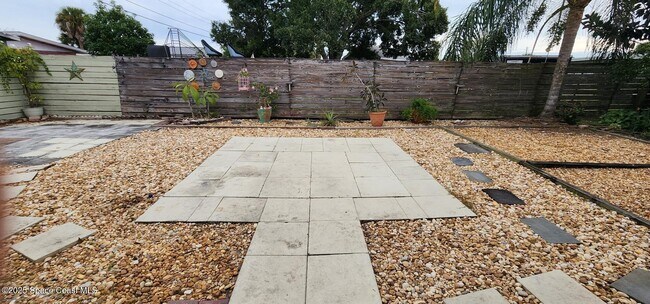 Building Photo - 833 Cronin Ave