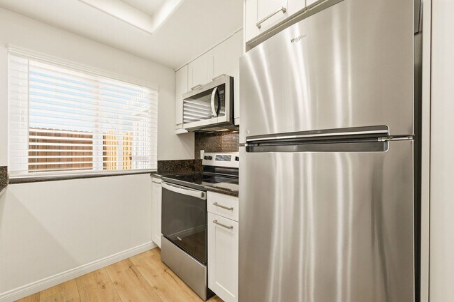 Building Photo - Remodeled 3bd/2.5bath steps from beaches, Racetrack, and Cedros Design district