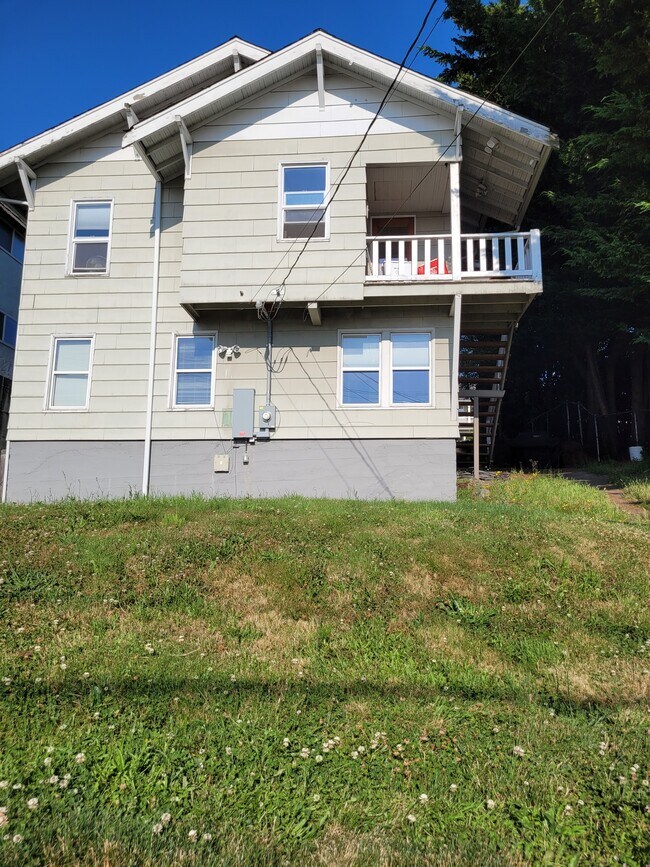 Building Photo - 2216 Grand Ave