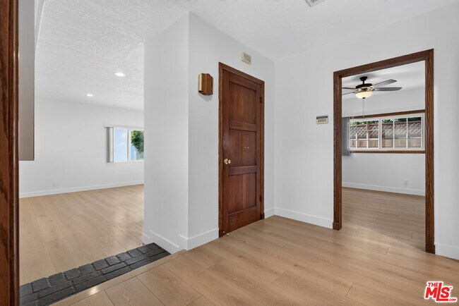 Building Photo - 1811 N Avon St