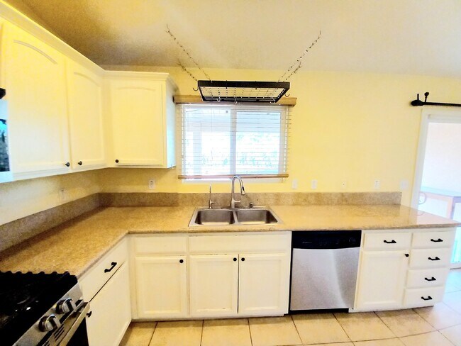 Building Photo - Spacious 3 bedroom, 2 bath with bonus room in Indian Cove